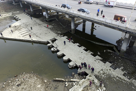 2017年02月28日，河南禹州，颍河开闸放水，航拍的清颍桥遗址“浮出水面”。视觉中国