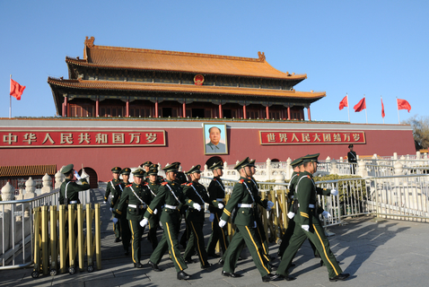 2017年3月1日，北京，全国两会在即，武警、特警、纠察等警种加强在天安门广场及周边的执勤巡逻工作，确保全国两会顺利召开。第十二届全国人民代表大会第五次会议和政协第十二届全国委员会第五次会议，将分别于3月5日和3月3日在北京开幕。 视觉中国