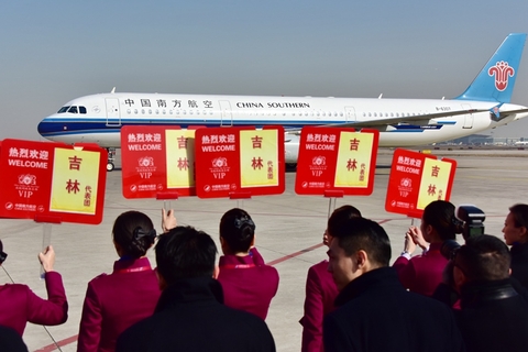 2017年3月2日，北京，首都机场迎来了2017年“两会”代表委员航班抵京高峰，美女礼仪身穿深紫红大衣，手举引导牌欢迎两会代表。第十二届全国人民代表大会第五次会议和政协第十二届全国委员会第五次会议，将分别于3月5日和3月3日在北京开幕。 视觉中国