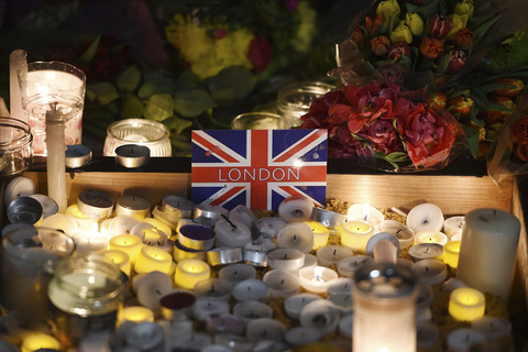 当地时间2017年3月23日，英国伦敦，民众献花哀悼恐袭遇难者。当地时间22日，英国议会大厦外发生恐怖袭击事件，该事件造成5人死亡（含袭击者与牺牲警员），另有40人受伤。东方ic