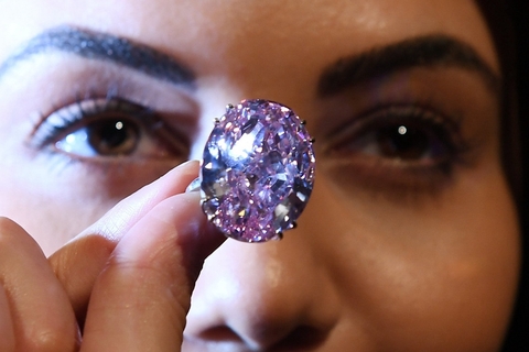 当地时间2017年3月20日，英国伦敦，苏富比拍卖行展出最珍贵的“粉红之星”钻石。这颗钻石于1999年在南非被发现，重59.60克拉。“粉红之星”是美国宝石学院（GIA）历来评定过最大颗的内部无瑕鲜彩粉红钻，估价超过6千万美元（折合人民币约4亿多元），将于4月4日在香港进行拍卖。 东方IC