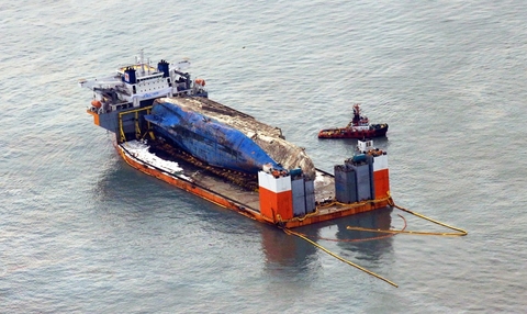 2017年3月26日消息，为将“世越”号沉船运至木浦新港，打捞组正加速进行排水和除油工作。 视觉中国