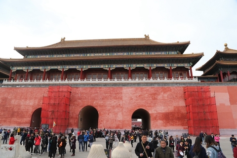 2017年3月26日，北京故宫午门受风雨侵蚀，外墙墙皮部分松动脱落，工人进行修补粉刷，迎接故宫即将到来的旅游旺季。 视觉中国