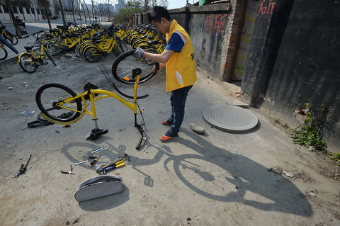 2017年3月27日，四川省成都市，工作人员正在维修共享单车。三环路内一个共享单车维修点，13名工作人员每天大约要维修100多台受损共享单车。 视觉中国