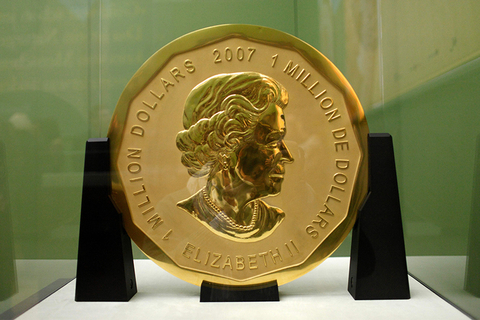 据新华社3月27日消息，位于德国柏林的博德博物馆3月27日发生盗窃案，馆藏的一枚重达100公斤、面值100万加拿大元的金币不翼而飞。德国媒体报道，这枚“大枫叶”金币是加拿大皇家铸币厂于2007年发行的纪念币。仅以目前的金价计算，100公斤的黄金市价约为2800万人民币。图/视觉中国
