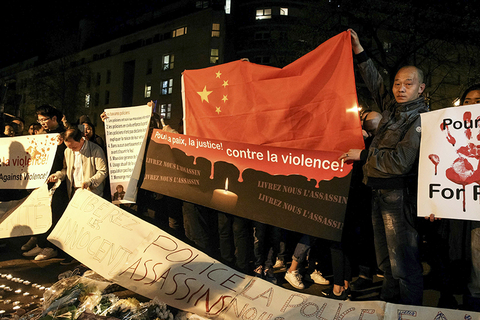 当地时间2017年3月28日，法国巴黎，当地华人社团来到巴黎19区警察局外集会抗议，要求警方给予公正的说明。3月26日20时左右，法国巴黎19区一名中国公民与警察发生冲突遭射杀。法国警方3月28日表示，大约150名“亚裔社区”成员27日晚聚集在首都巴黎东北部的一警局门前示威，警方表示，他们逮捕了35名示威者。3月28日，巴黎警察总局局长卡杜称，3名涉事警察已经暂时停职，等待接受调查，35名被捕的华人已有26人被释放。视觉中国