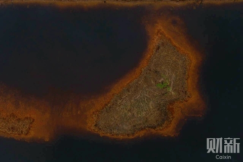 2017年4月19日，天津市静海区佟家庄村以东的污水渗坑局部呈现锈色。图/财新记者 陈玮曦