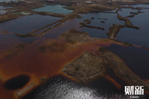 2017年4月21日，河北省廊坊市大城县南赵扶镇其中一片渗坑，约17万平方米，废水呈锈红色、酸性。图/财新记者 陈玮曦