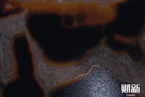 2017年4月21日，河北省廊坊市大城县南赵扶镇其中一片渗坑，约17万平方米，废水呈锈红色、酸性。图/财新记者 陈玮曦