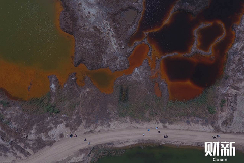 2017年4月21日，河北省廊坊市大城县南赵扶镇其中一片渗坑，约17万平方米，废水呈锈红色、酸性。图/财新记者 陈玮曦