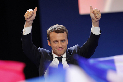 当地时间2017年4月23日，法国巴黎，“前进”运动候选人埃马纽埃尔‧马克龙（Emmanuel Macron）向支持者致意。4月23日，法国举行了选举下任总统的首轮投票。法国内政部当天晚上发布的初步统计数据显示，“前进”运动候选人埃马纽埃尔·马克龙和极右翼政党“国民阵线”候选人玛丽娜·勒庞（Marine Le Pen）在当天举行的法国总统选举首轮投票中得票领先，将进入法国总统选举第二轮投票。东方IC