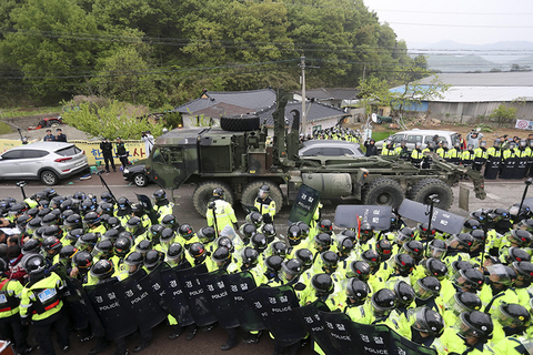 当地时间2017年4月26日，据韩联社消息，驻韩美军开始往韩国星州高尔夫球场搬运萨德反导系统。由于离星州高尔夫球场最近的村庄韶成里居民一直反对部署萨德，韩国警方动用了8000名警员封锁了通往星州高尔夫球场的905国道。东方ic