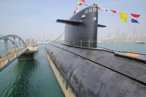 2017年4月27日讯，中国自主研发、制造的首艘核潜艇——“长征一号”艇退役后，经过彻底去核化处理，自4月24日起在青岛海军博物馆正式向公众开放。“长征一号”核潜艇舷号401，是中国自行设计研制的第一艘核潜艇。1970年12月26日建造完毕下水，1974年8月1日正式编入海军战斗序列。2016年10月，经过彻底去核化处理，“长征一号”艇进驻海军博物馆。东方IC