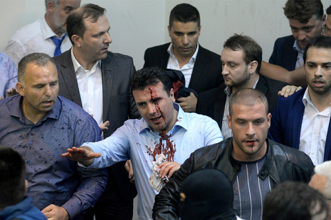当地时间2017年4月27日，马其顿斯科普里，议会议长选举投票进行时，示威者冲入议会大楼，与警方激烈冲突。马其顿反对党社会民主联盟领导人佐兰-扎耶夫（Zoran Zaev）遭示威者袭击，面部流血。东方IC