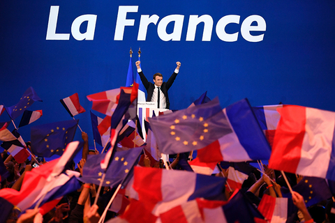 当地时间2017年4月23日，法国巴黎，马克龙庆祝在首轮投票中获胜。据中央电视台报道，在法国总统大选首轮投票的出口民调结果中，马克龙和勒庞排前两名，进入第二轮。本次投票弃票率约为20%-22%。BBC也报道称，马克龙和勒庞拿下首轮选举胜利，进入第二轮，将在5月7日决胜负。视觉中国