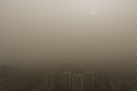 2017年5月4日，北京市区被沙尘笼罩。图/视觉中国