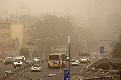2017年5月4日，北京市区被沙尘笼罩。图/视觉中国