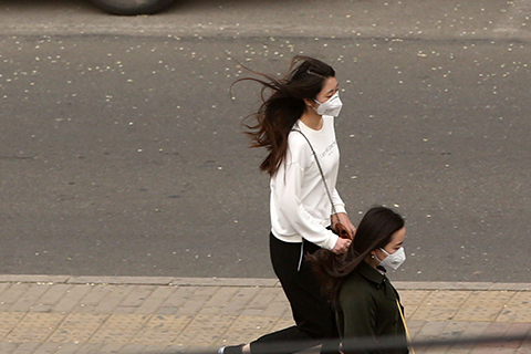 2017年5月4日，北京，市民戴口罩出行。图/视觉中国