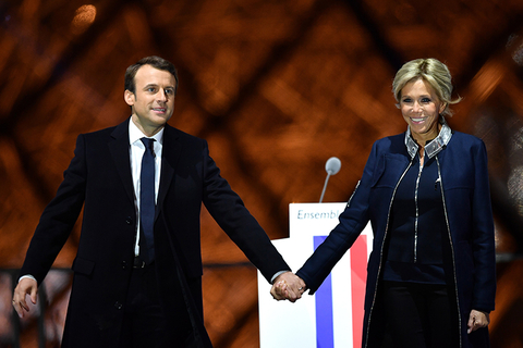 当地时间2017年5月7日，法国巴黎，“前进”运动候选人埃马纽埃尔·马克龙（Emmanuel Macron）和夫人布里吉特（Brigitte）庆祝获得大选胜利。视觉中国
