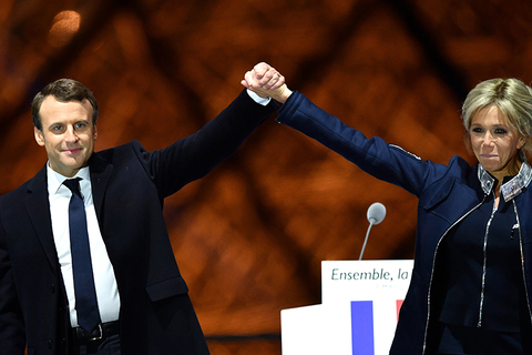 当地时间2017年5月7日，法国巴黎，“前进”运动候选人埃马纽埃尔·马克龙（Emmanuel Macron）和夫人布里吉特（Brigitte）庆祝获得大选胜利。视觉中国