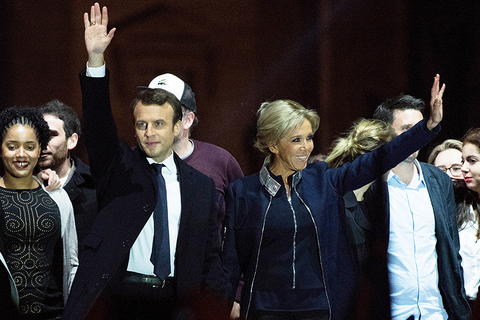 当地时间2017年5月7日，法国巴黎，“前进”运动候选人埃马纽埃尔·马克龙（Emmanuel Macron）和夫人布里吉特（Brigitte）庆祝获得大选胜利。视觉中国
