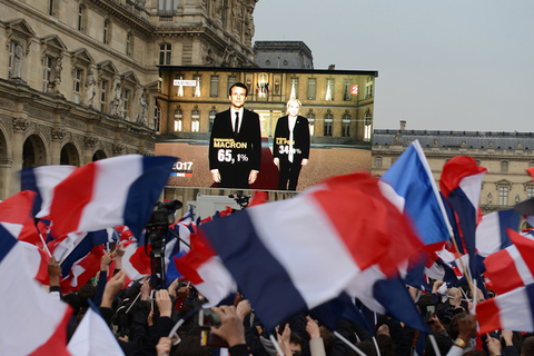 当地时间2017年5月7日，法国巴黎，人们在卢浮宫外庆祝马克龙获得大选胜利。东方IC