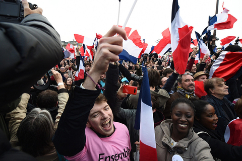 当地时间2017年5月7日，法国巴黎，人们在卢浮宫外庆祝马克龙获得大选胜利。东方IC