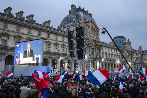 当地时间2017年5月7日，法国巴黎，人们在卢浮宫外庆祝马克龙获得大选胜利。东方IC