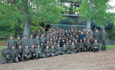 当地时间2017年5月21日，朝鲜，金正恩同进行“北极星-2”型地对地中远程战略弹道导弹试射的全体国防科学家、技术工作者、工人和干部一起合影留念。图/视觉中国