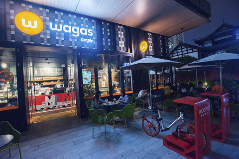 2017年5月21日，四川省成都市，摩拜与丹麦健康餐饮品牌Wagas在成都市太古里商业街共同打造了一家名叫“Wagas”的主题餐厅。视觉中国
