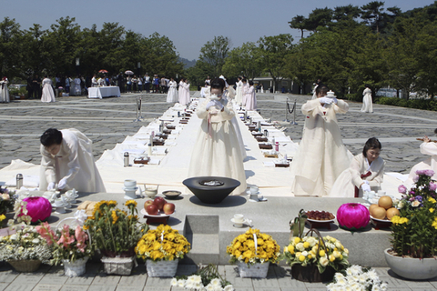 当地时间2017年5月22日，韩国金海市，韩国前总统卢武铉逝世8周年当天，当地民众身着传统韩服在卢武铉的故乡峰下村献茶祭拜。东方ic