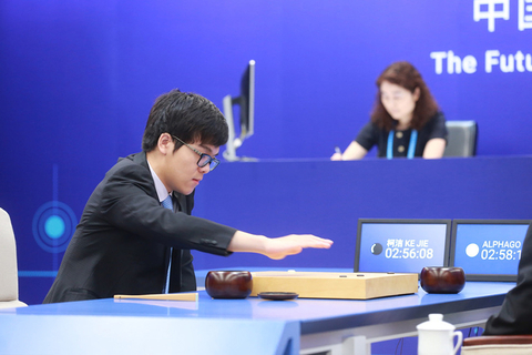 2017年5月23日，中国乌镇围棋峰会在浙江乌镇拉开了序幕，在未来的5天时间里，目前在人类围棋界排名第一的中国棋手柯洁将在23日、25日、27日迎战人工智能围棋程序——AlphaGo。5月23日早上10点半，柯洁与AlphaGo首局比赛正式开始。经过的4个多小时鏖战，最终，柯洁执黑289手以四分之一子的微弱劣势，负于AlphaGo，在围棋“人机大战”三番棋中以0比1落后。图/东方IC