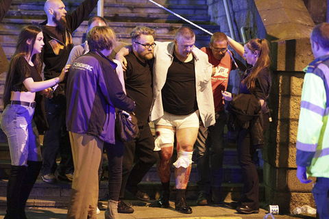 当地时间2017年5月22日，英国曼彻斯特，一体育场发生爆炸。据报道，发生爆炸的体育场正在举行演唱会，据悉当时美国歌手爱莉安娜-格兰德在该地举行演唱会，警方提示市民远离该场所。东方ic