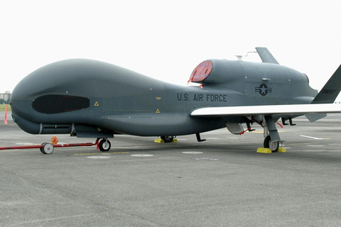 当地时间2017年5月24日，日本东京，美军在横田空军基地向媒体展示RQ-4型“全球鹰”高空无人侦察机，形似虎鲸，霸气十足。东方ic