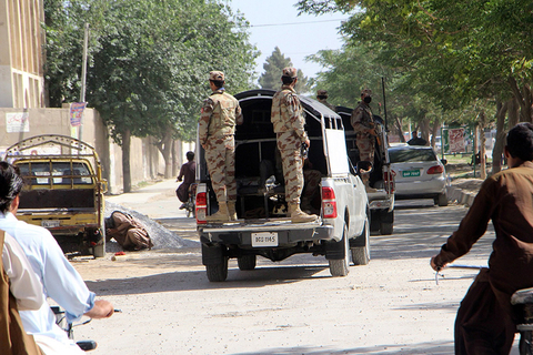 当地时间2017年5月24日，在巴基斯坦西南部俾路支省奎达地区，巴基斯坦士兵在绑架现场附近执勤。图/东方IC