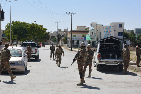 当地时间2017年5月24日，在巴基斯坦西南部俾路支省奎达地区，巴基斯坦士兵在绑架现场附近执勤。图/视觉中国