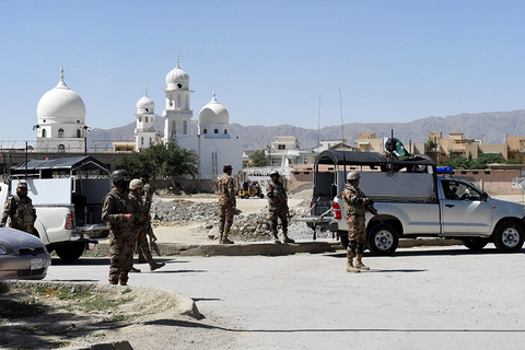 当地时间2017年5月24日，在巴基斯坦西南部俾路支省奎达地区，巴基斯坦士兵在绑架现场附近执勤。图/视觉中国