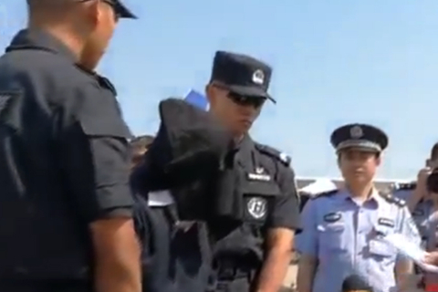 据公安部消息，6月1日下午14时许，一架由美国起飞的美联航UA888航班徐徐降落在北京首都国际机场，两名美国移民海关执法局执法人员将中国籍犯罪嫌疑人朱某移交给中国警方，至此，在中国公安部和美国执法部门共同努力下，潜逃至美国的严重刑事犯罪嫌疑人朱某被成功遣返回国。央视新闻截图