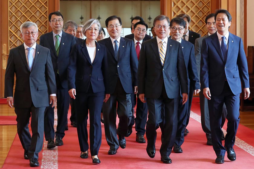 韩国总统文在寅任命韩首位女外长