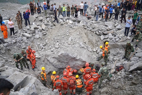一夜无眠后，在“6.24”四川茂县叠溪山体滑坡事故现场，地毯式搜救仍在继续。图/财新记者 杨一凡