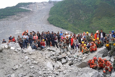 一夜无眠后，在“6.24”四川茂县叠溪山体滑坡事故现场，地毯式搜救仍在继续。图/财新记者 杨一凡