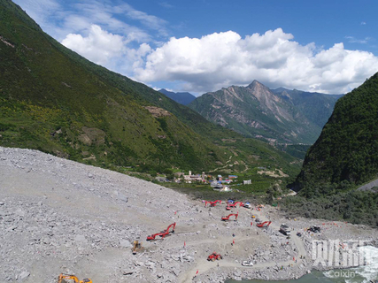 一夜无眠后，在“6.24”四川茂县叠溪山体滑坡事故现场，地毯式搜救仍在继续。图/财新记者 杨一凡