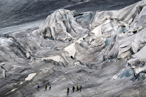 当地时间2017年6月24日，瑞士富尔卡山口，瑞士为保护阿尔卑斯山脉最古老的隆河冰川防止其融化，为其盖上特别的毯子。 东方ic
