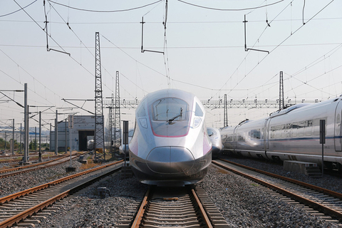 2017年6月26日，北京，由中国铁路总公司牵头组织研制、具有完全自主知识产权、达到世界先进水平的中国标准动车组25日被正式命名为“复兴号”，并将于26日在京沪高铁正式双向首发。图/东方IC