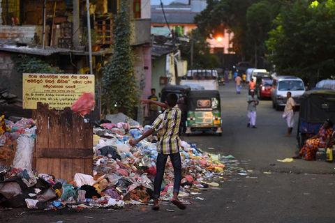 当地时间2017年6月26日，斯里兰卡科伦坡，斯里兰卡街头垃圾堆积如山。斯里兰卡首都垃圾场今年4月发生垃圾坍塌事故，导致30几人死亡，斯里兰卡卫生部称由于科伦坡正经历着严重的垃圾处理危机，今年已经有200人死于登革热，打破了历史记录。视觉中国