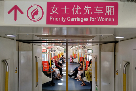 2017年6月26日，深圳市轨道交通1、3、4、5号四条线路设立了女士优先车厢试点。根据深圳市轨道办的统一安排，所有试点线路在6月26日统一启动。图/视觉中国