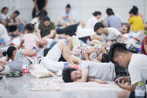 2017年7月23日，杭州市气象台发布高温红色预警信号，受副热带高压控制，预计当天最高气温将达40℃左右。这是杭州连续两天发布高温红色预警。持续高温天气，在杭州一地铁站内，众多民众前来蹭空调“纳凉”，场面壮观。图/视觉中国