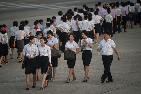 当地时间2017年7月24日，朝鲜平壤，一群大学生走在马路上。图/视觉中国