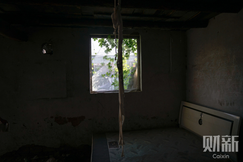 天津静海，“蝶贝蕾”传销窝点内部场景，环境极为简陋，室内凌乱不堪。 图/财新记者 杨一凡