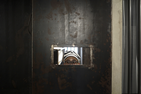 当地时间2017年8月2日，泰国曼谷一家监狱主题旅馆，在这里客人必须凭面部照片办理入住手续，同时领取“囚犯编号”作为客房钥匙、一套黑白条纹“囚服”作为睡衣。视觉中国